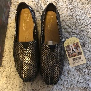 NWT Toms Classic Black Metallic Snake Slip-on